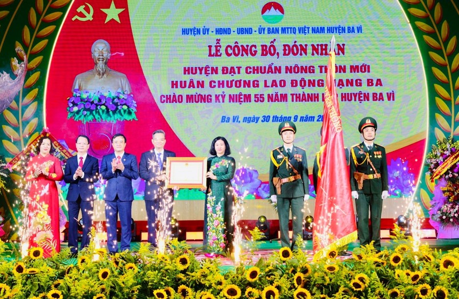 Ba Vì đón nhận danh hiệu huyện nông thôn mới và Huân chương Lao động hạng Ba